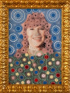 Joana VasconcelosAutoritratto
2023
79×59×5 cm
Pizzo all'uncinetto delle Azzorre, uncinetto di cotone fatto a mano, stampa in metallo, cornice in rilievo dorata