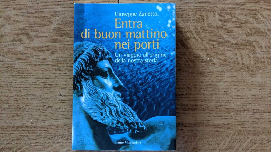 la copertina del volume Entra di buon mattino nei porti – Un viaggio all’origine della nostra storia, di Giuseppe Zanetto, pubblicato da Bruno Mondadori (2012). Foto di Dario Carnicella