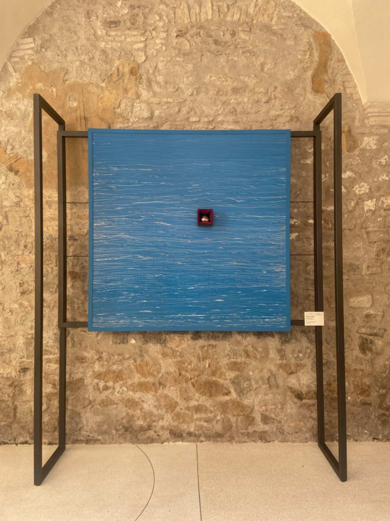 Vassilis Vassiliades, Dal lucernario del mare (2024), Acrilico su alucobond, metallo, conchiglia
