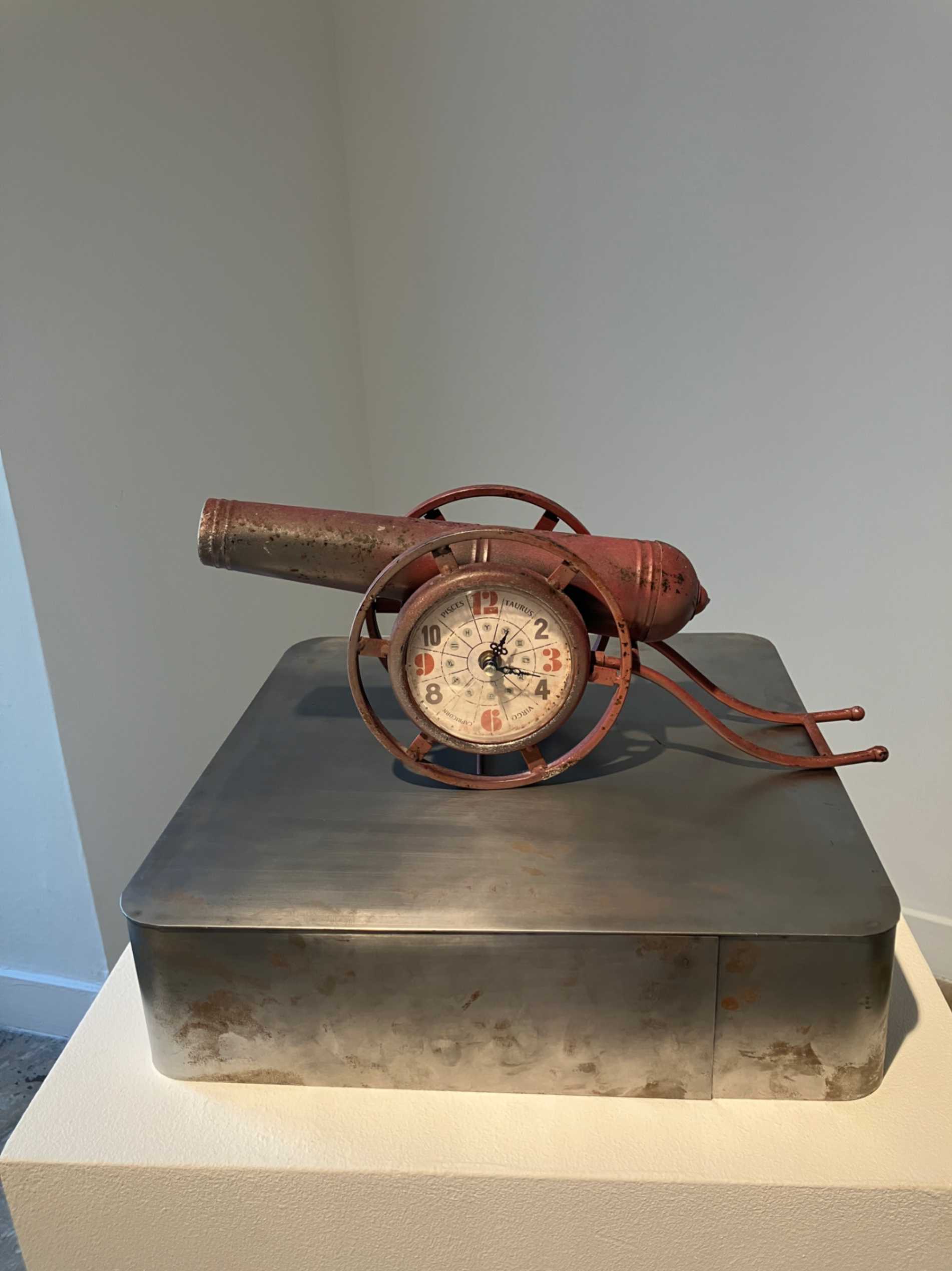 alla mostra Processi 152, l'opera di Juan De Salas, Nessuno (orologio-cannone)