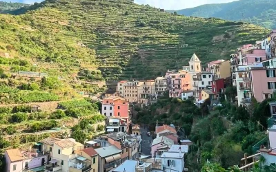 Trekking al tramonto tra i vigneti della Fondazione Manarola alla scoperta del progetto Stonewallsforlife