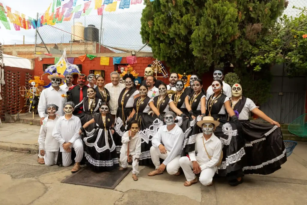 Il viaggio di Eugene inizia a Oaxaca con una parata iconica, prima di assaggiare il mezcal, la lucha libre e il lato più spirituale della festa