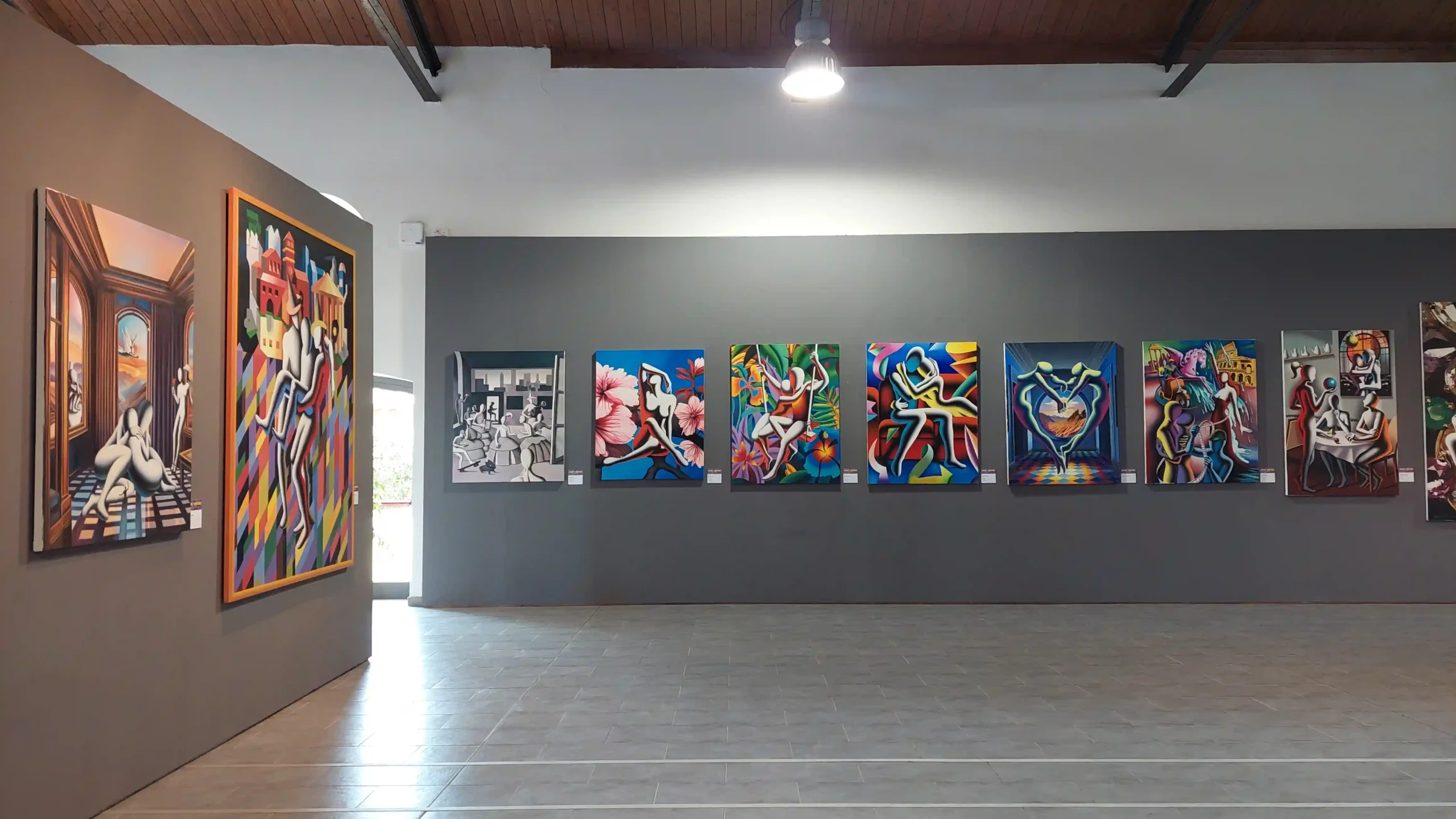 Foto dagli allestimenti della mostra antologica di Mark Kostabi, From Pop to Eternity