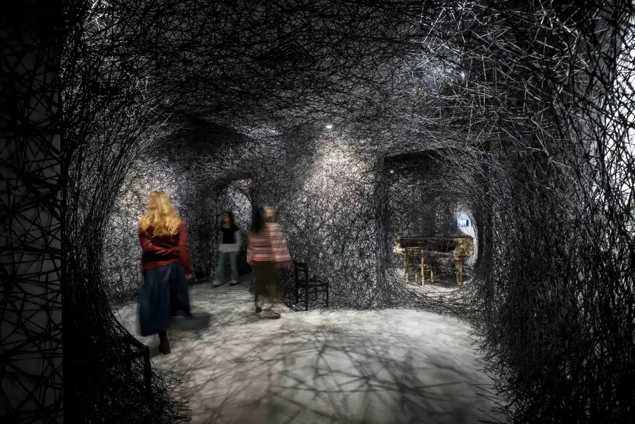 Shiota Chiharu, In Silence, 2002/2025 pianoforte bruciato, sedia bruciata, filo nero Alcantara - Dimensioni variabili Supporto alla produzione: Alcantara S.p.A. Installation view: Chiharu Shiota: The Soul Trembles, MAO Museo d’Arte Orientale, Torino, 2025 - Crediti per la foto: Giorgio Perottino - Courtesy: MAO Museo d’Arte Orientale