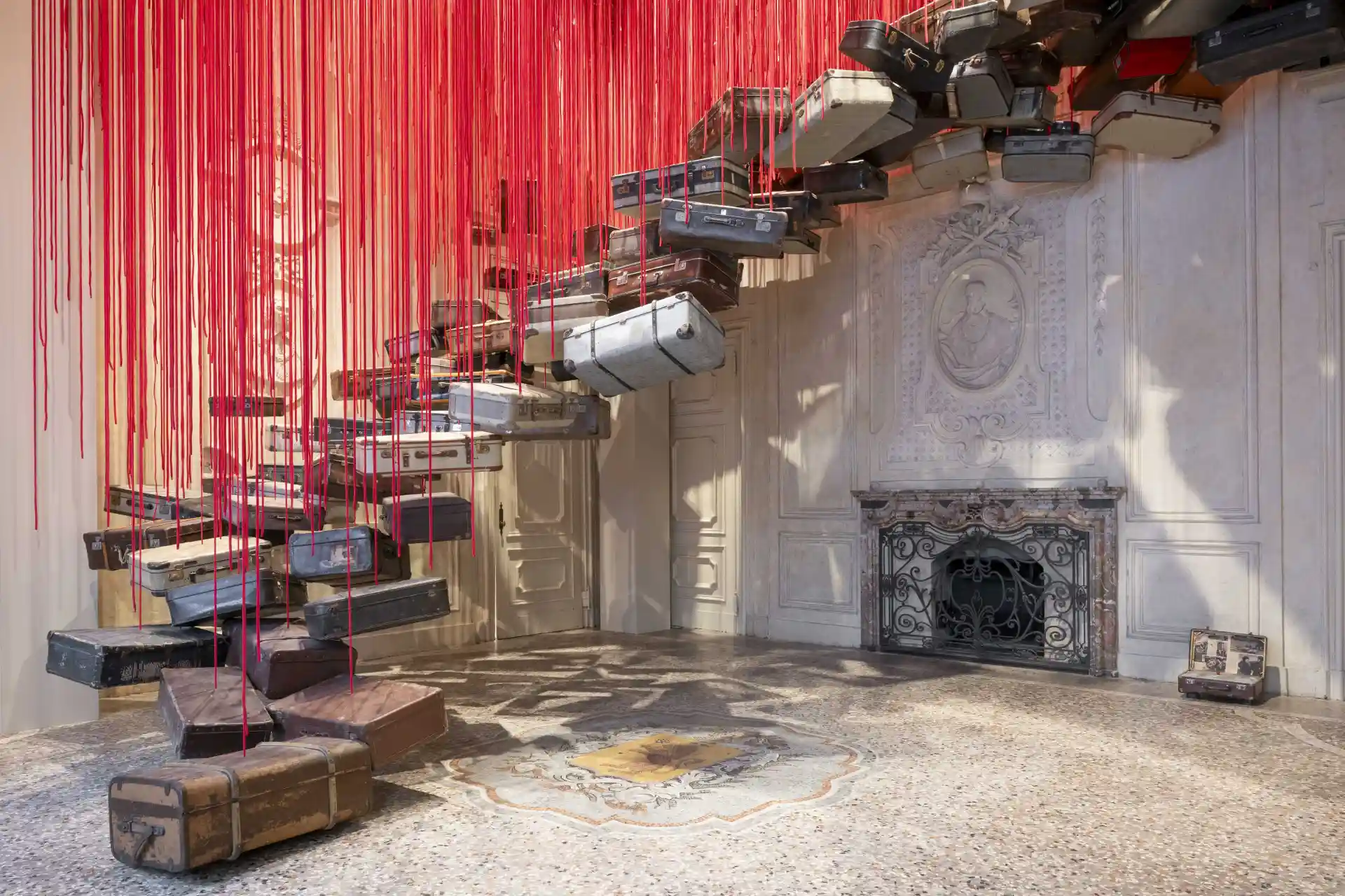 Shiota Chiharu, Accumulation - Searching for the Destination - 2014/2025 valigie, motori e corda rossa - Dimensioni variabili Installation view: Chiharu Shiota: The Soul Trembles, MAO Museo d’Arte Orientale, Torino, 2025 - Crediti per la foto: Giorgio Perottino - Courtesy: MAO Museo d’Arte Orientale