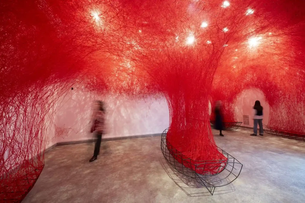 Shiota Chiharu, Uncertain Journey, 2016/2025 - intelaiatura in metallo, lana rossa - Dimensioni variabili - Installation view: Chiharu Shiota: The Soul Trembles, MAO Museo d’Arte Orientale, Torino, 2025 - Crediti per la foto: Giorgio Perottino - Courtesy: MAO Museo d’Arte Orientale
