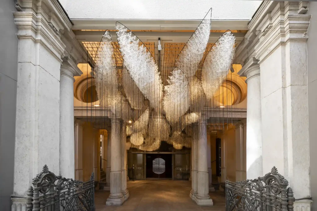 Shiota Chiharu, Where Are We Going?, 2017/2025 - lana bianca, cavi, corda - Dimensioni variabili - Installation view: Chiharu Shiota: The Soul Trembles, MAO Museo d’Arte Orientale, Torino, 2025 - Crediti per la foto: Giorgio Perottino - Courtesy: MAO Museo d’Arte Orientale