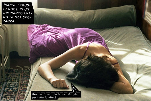 Nicole Gravier Non sarò mai più felice FR : Série Mythes et clichés : Romans photos, 1976-1978, Photocolor C-print avec collage, 50 x 75 cm, Courtesy de l’artiste et ERMES ERMES, Roma. IT : Serie Miti e cliché: fotoromanzi, 1976-1978, C-print photocolor con collage, 50 x 75 cm, Courtesy l’artista e ERMES ERMES, Roma