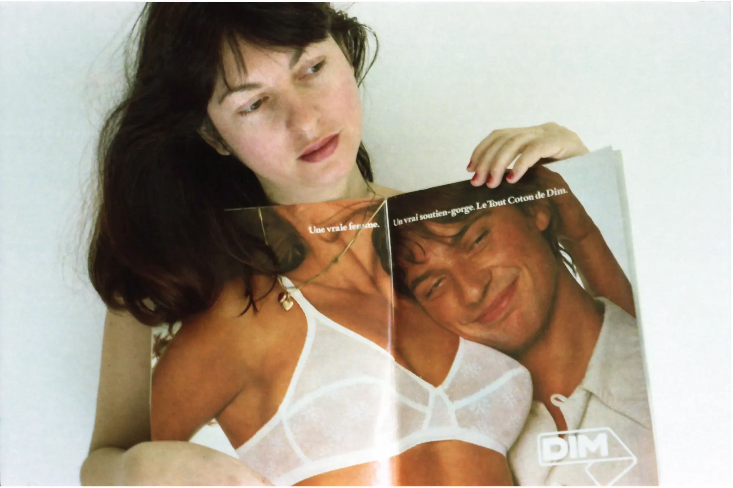 Nicole Gravier DIM FR : Série Mythes et clichés : Publicité, 1976-1978, Photocolor C-print avec collage, 50 x 75 cm, Courtesy de l’artiste et ERMES ERMES, Roma. IT : Serie Miti e cliché: pubblicità, 1976-1978, C-print photocolor con collage, 50 x 75 cm, Courtesy l’artista e ERMES ERMES, Roma