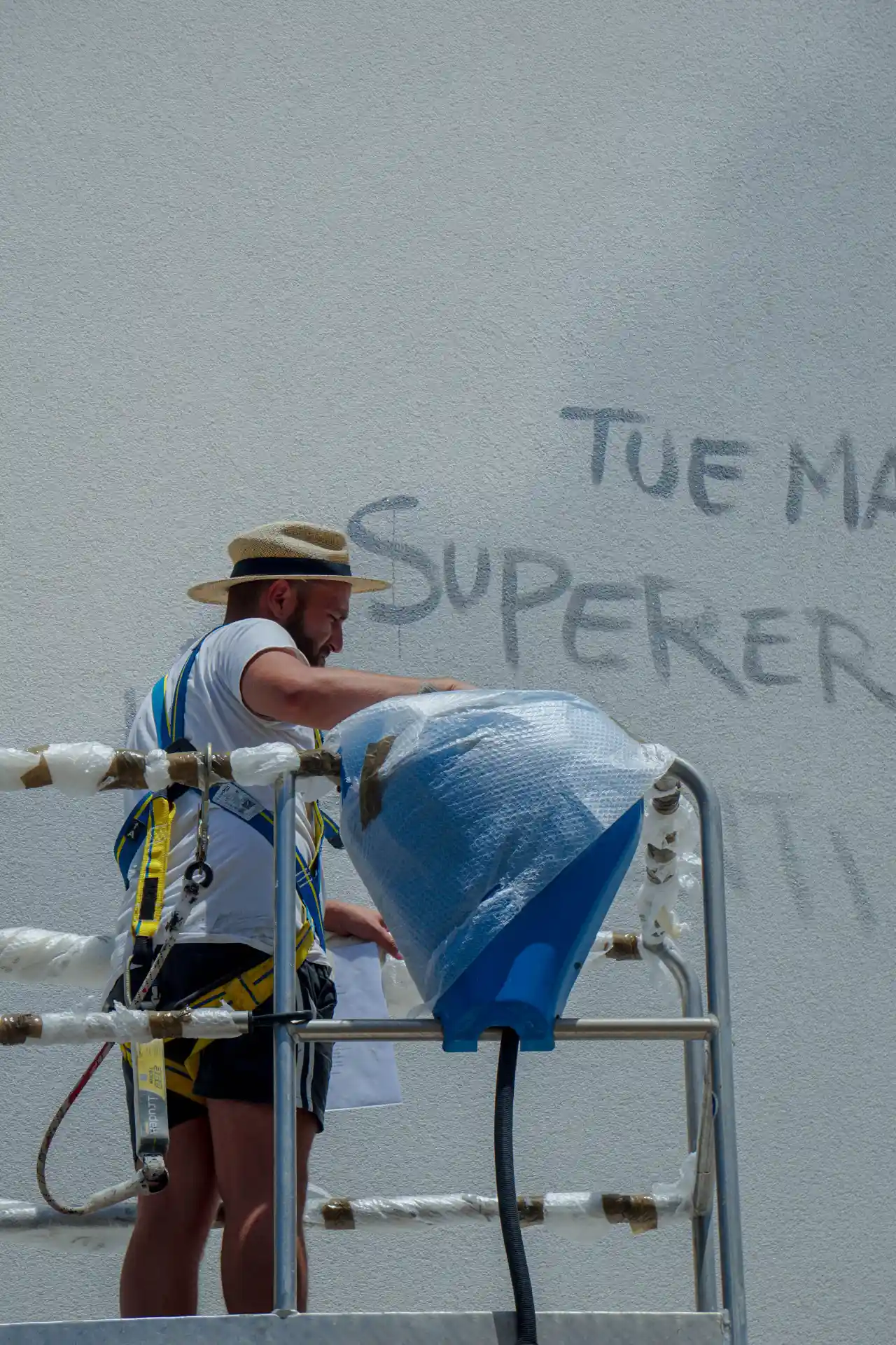 Gabriele Quarta Kabo al lavoro sul murale di Franco Battiato a Nardò