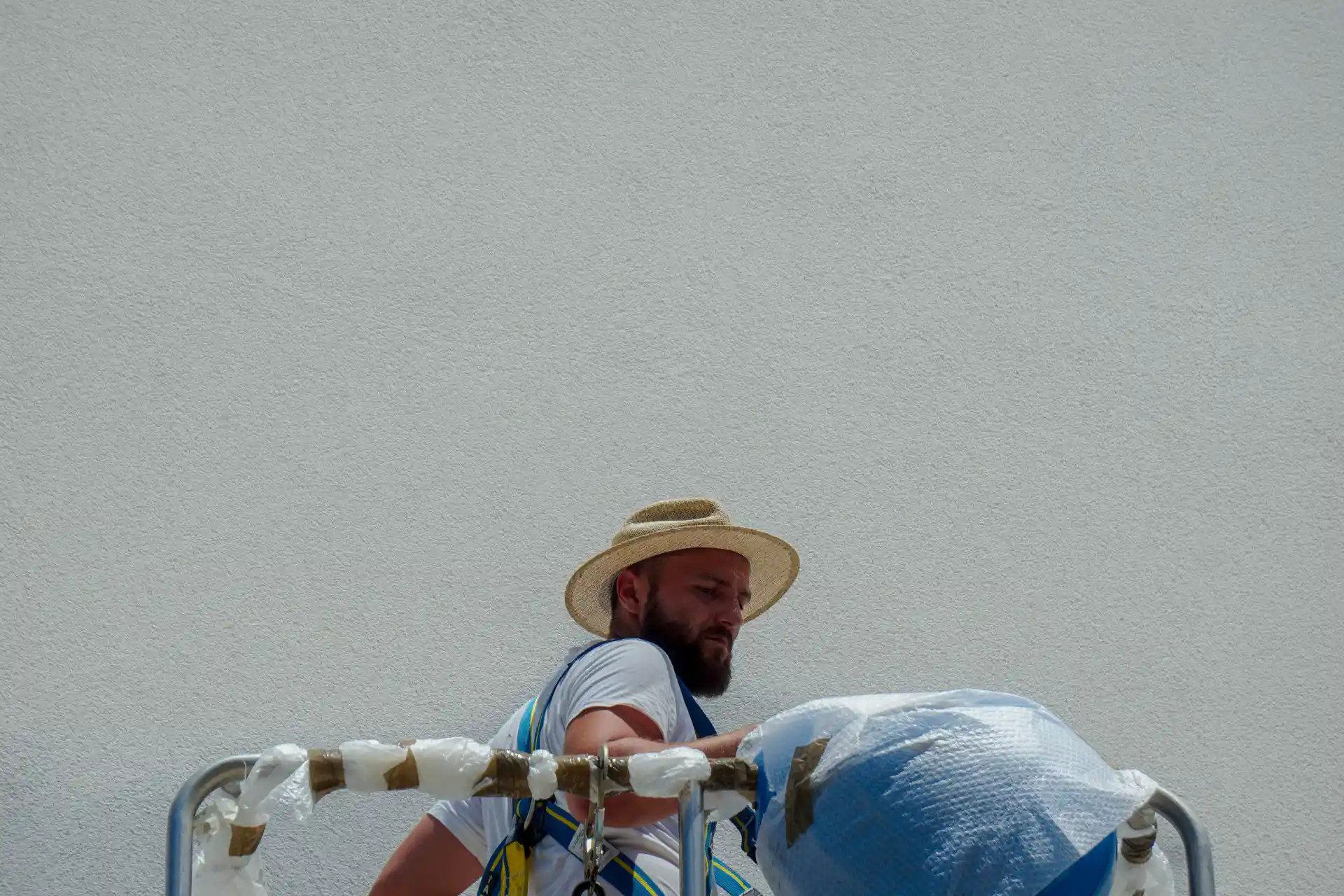 Gabriele Quarta Kabo al lavoro sul murale di Franco Battiato a Nardò