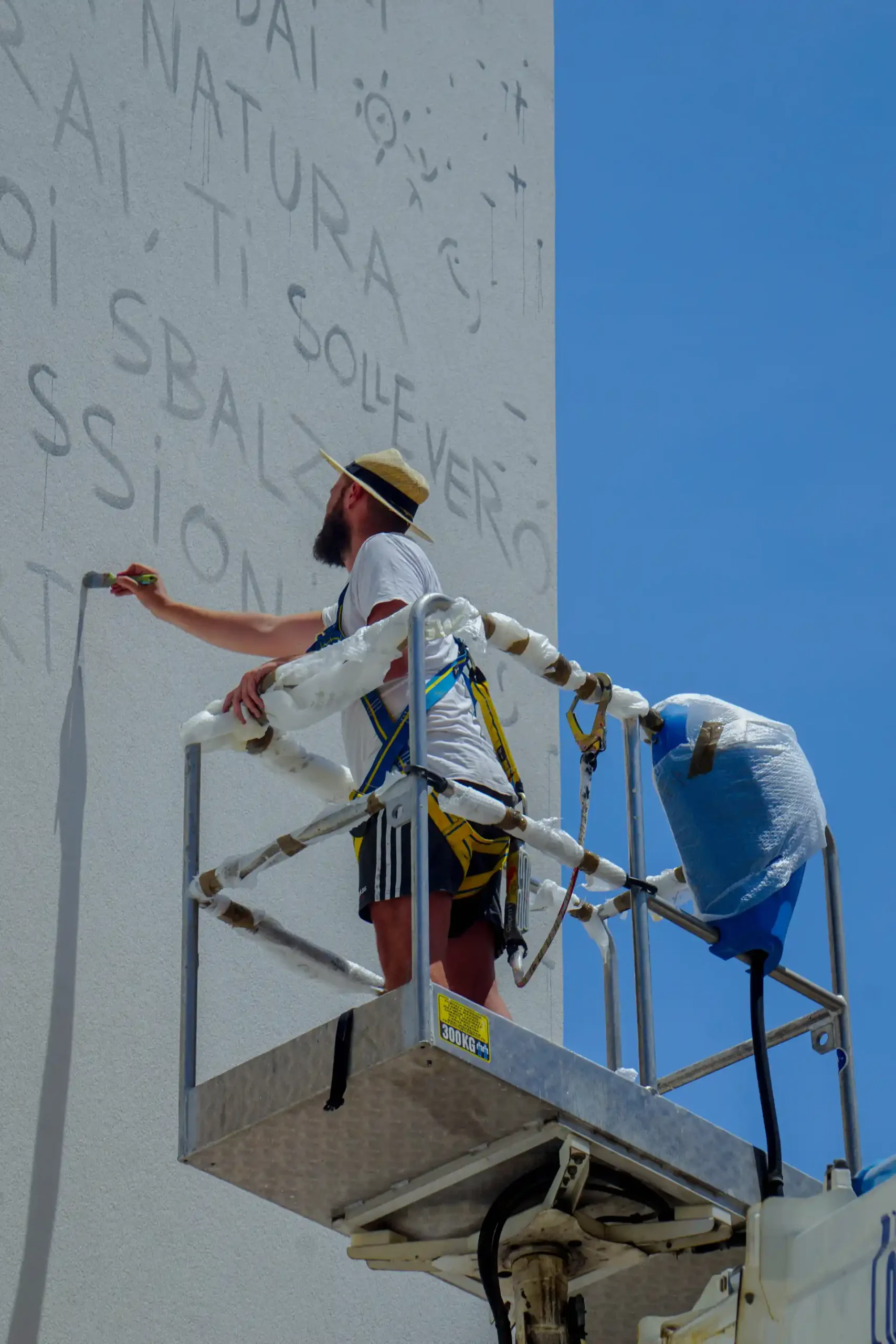 Gabriele Quarta Kabo al lavoro sul murale di Franco Battiato a Nardò