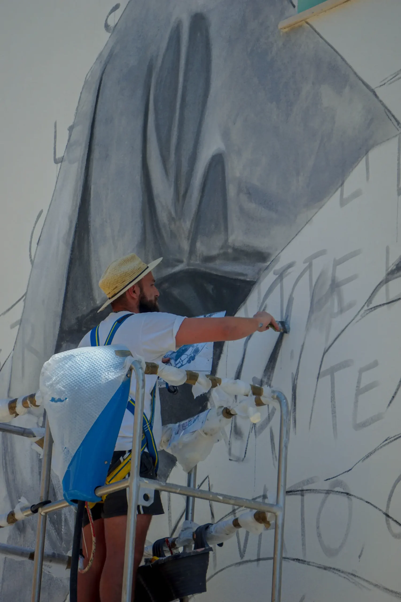 Gabriele Quarta Kabo al lavoro sul murale di Franco Battiato a Nardò